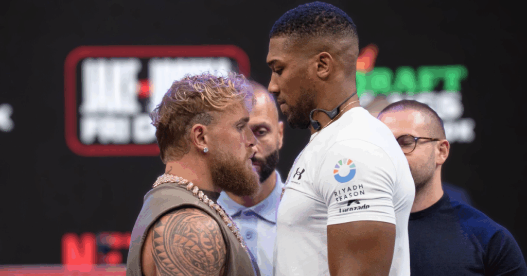 Los boxeadores Jake Paul y Anthony Joshua en un intenso cara a cara promocional.