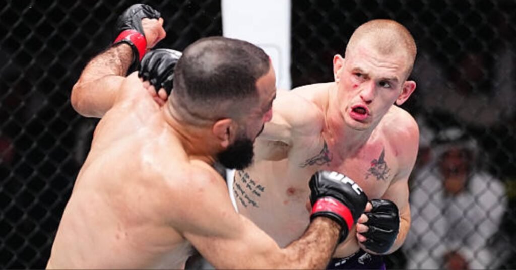 Dos luchadores de UFC intercambian golpes en el octágono durante una intensa pelea de artes marciales mixtas.