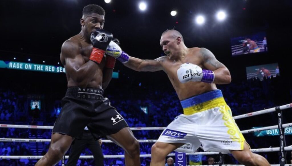 Oleksandr Usyk conecta un golpe de izquierda a Anthony Joshua durante un combate de boxeo.