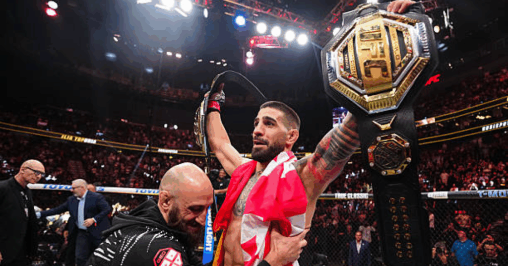 Ilia Topuria, campeón de la UFC, celebra su victoria levantando el cinturón.