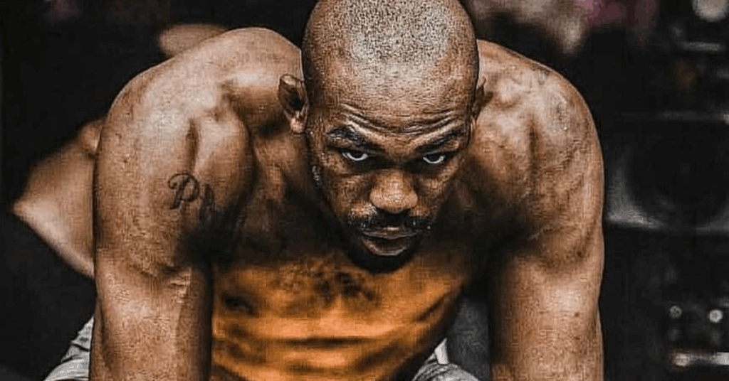 El luchador de UFC Jon Jones, sin camisa, con una intensa y feroz mirada.