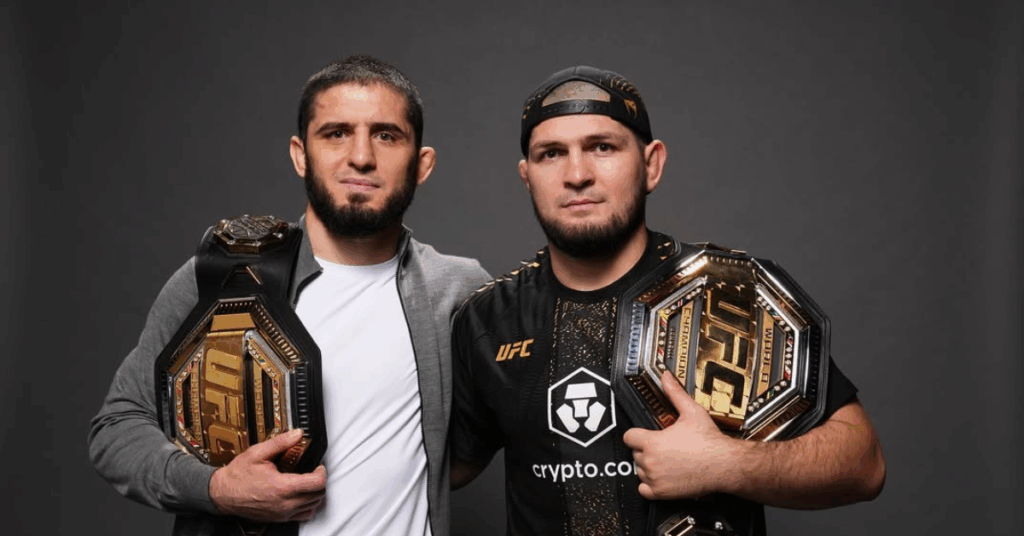 Los campeones de UFC Islam Makhachev y Khabib Nurmagomedov sostienen sus cinturones de título.