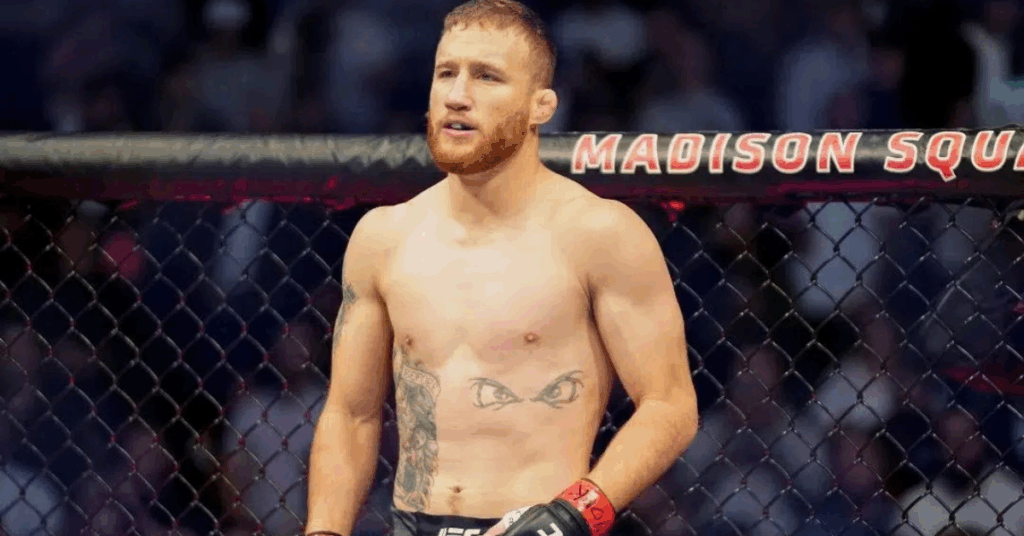 El luchador de la UFC Justin Gaethje, sin camisa y con tatuajes, de pie dentro del octágono.
