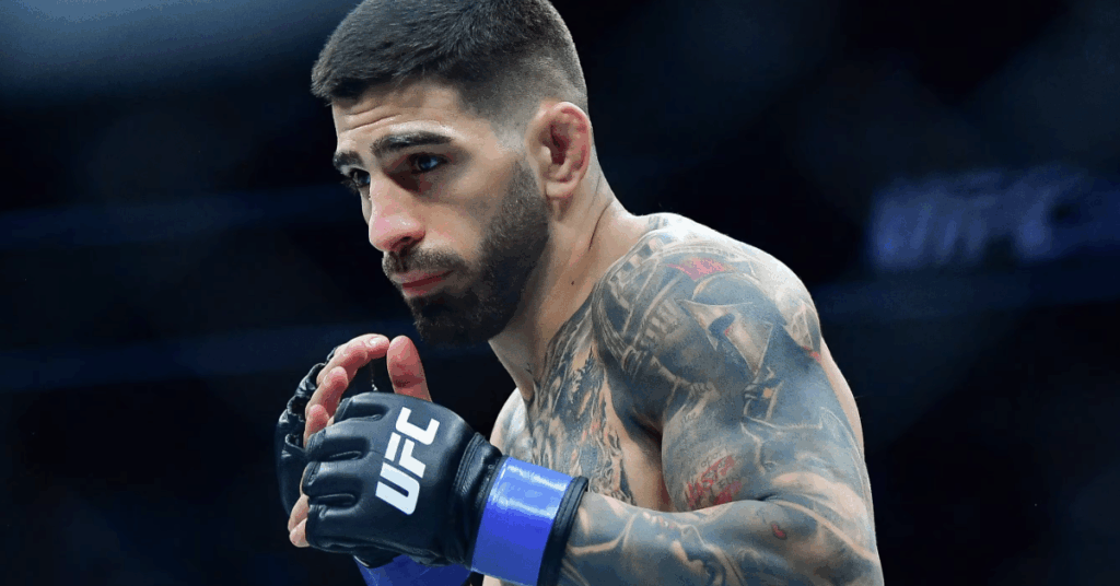 El luchador de UFC Ilia Topuria, con el torso tatuado, en pose de pelea con guantes.