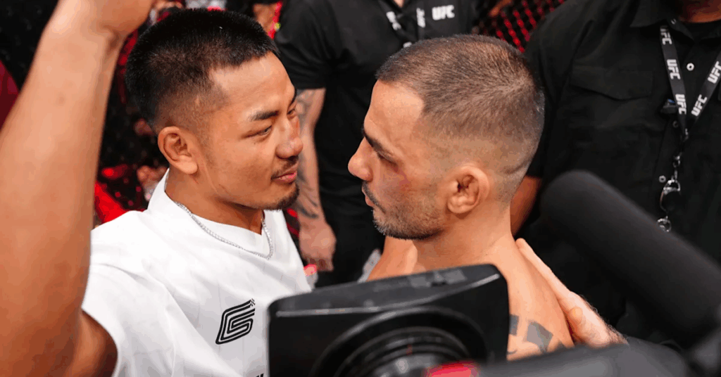 Dos peleadores de la UFC en un intenso cara a cara después de un combate.