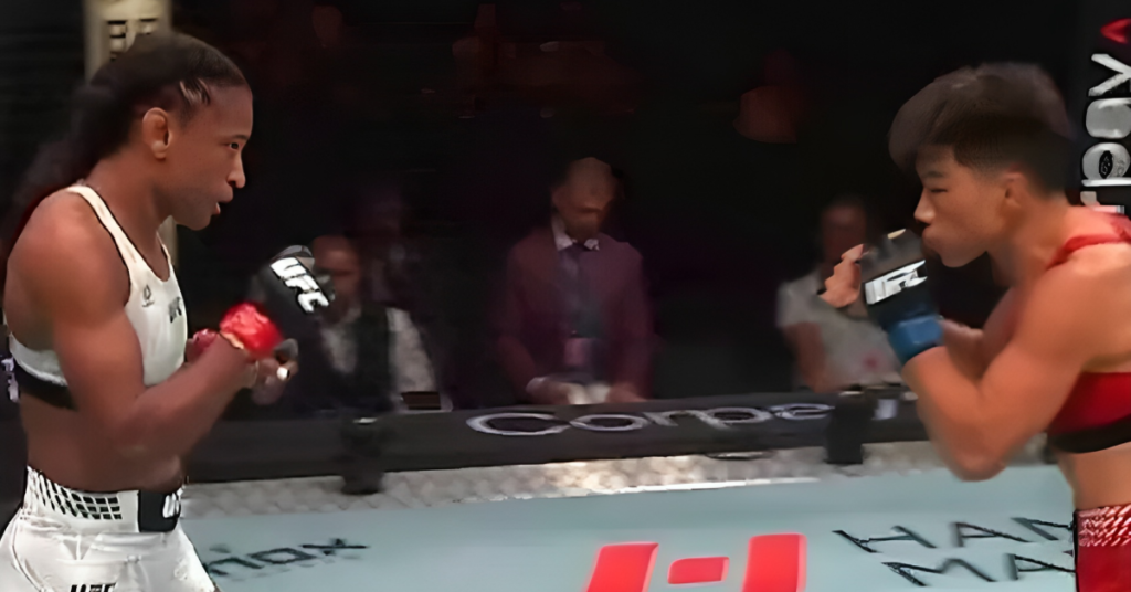 Luchadoras de MMA en UFC: Una mujer de blanco y otra de rojo se encaran con guantes en el octágono, preparadas para el combate.