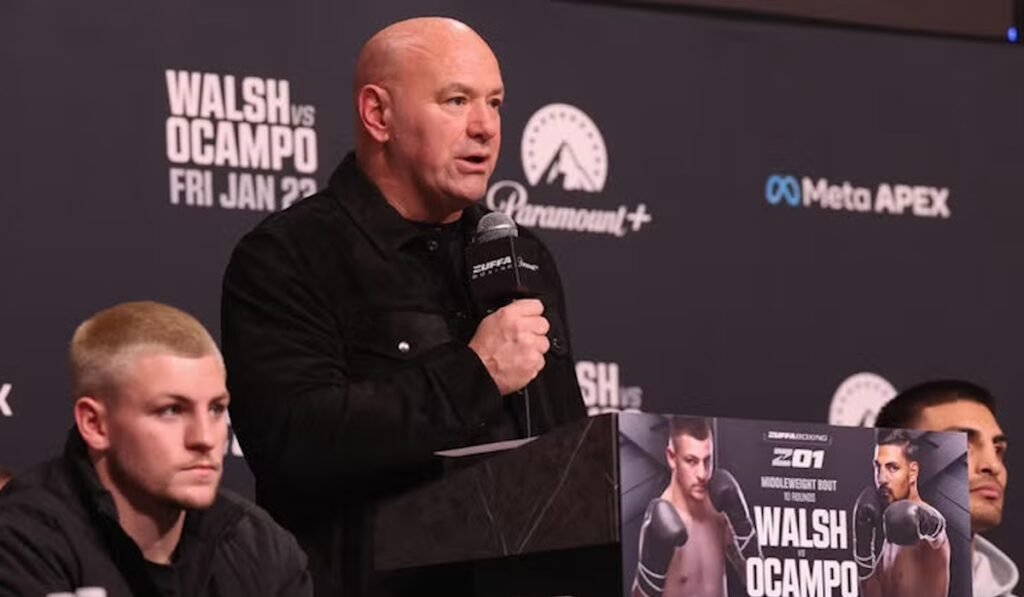 Dana White en rueda de prensa de Zuffa Boxing, hablando por micrófono en atril. De fondo, el evento Walsh vs Ocampo y logos Paramount+.