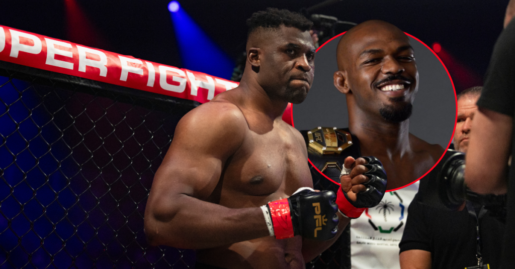 Francis Ngannou, serio en la jaula PFL, junto a Jon Jones sonriendo con su cinturón de campeón UFC.
