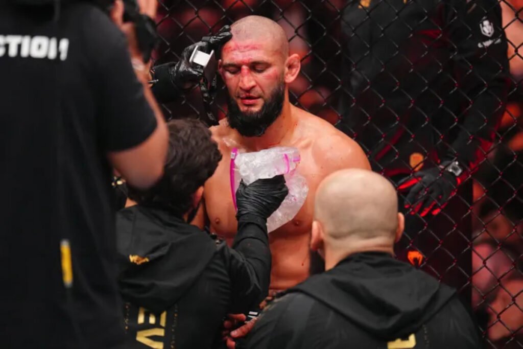 Khazmat Chimaev ensangrentado en su esquina de UFC, con hielo en la cara y el pecho, atendido por su equipo.