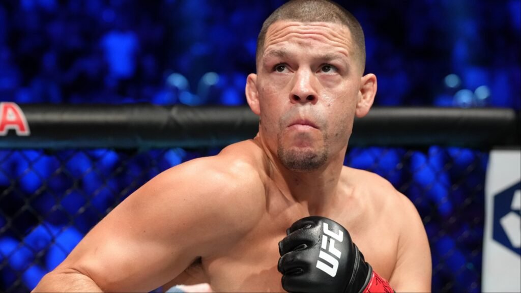 Nate Diaz, luchador de UFC, con guante negro y rostro sudoroso. Su mirada intensa se dirige hacia arriba en el octágono.