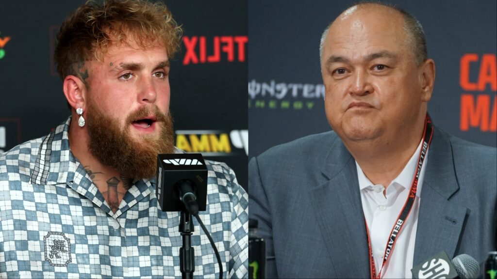 Jake Paul, barbudo, hablando en un evento de combate junto a Scott Coker, CEO de Bellator MMA.