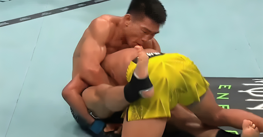 Intenso momento de UFC: un luchador musculoso ejecuta una sumisión de grappling a su oponente en el octágono.