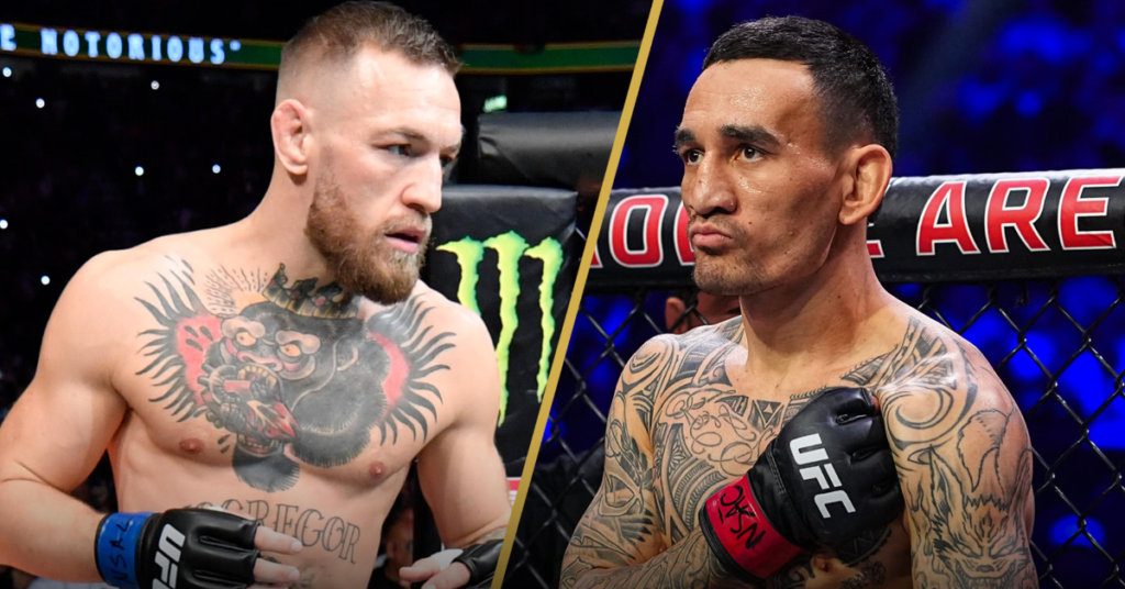 Los luchadores de UFC Conor McGregor y Max Holloway, con tatuajes, miran fijamente en el octágono, divididos por una barra dorada.