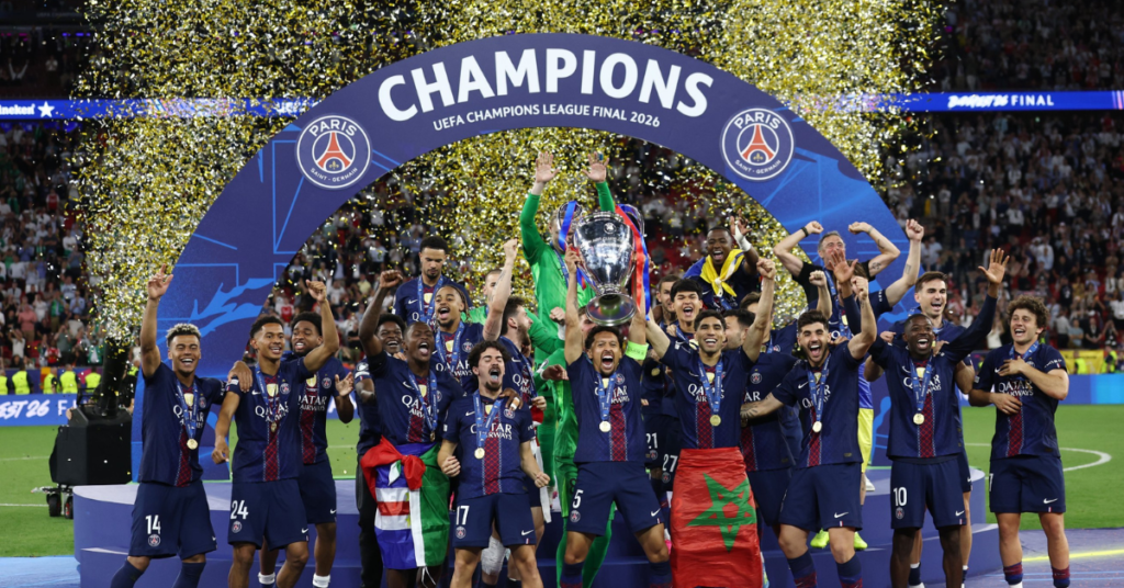 Jugadores del PSG celebran la UEFA Champions League Final 2026, alzando el trofeo de campeones bajo una lluvia de confeti dorado.