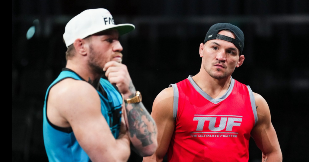Conor McGregor (izq.) y Michael Chandler (der.), luchadores de UFC. Chandler con camiseta TUF roja, McGregor pensativo.