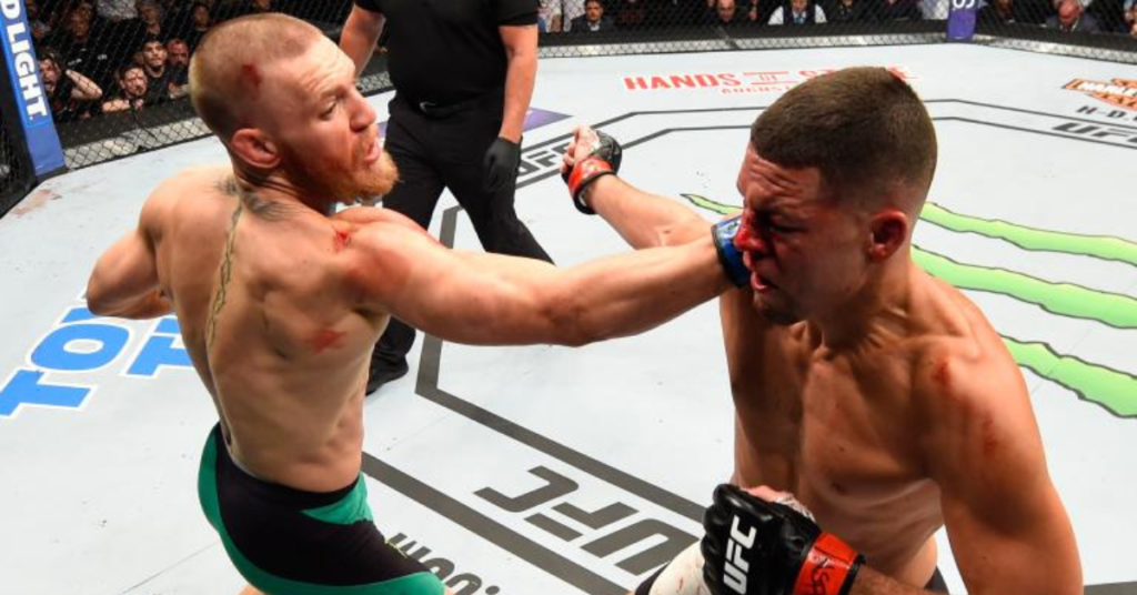 Conor McGregor asesta un puñetazo a Nate Diaz en pleno combate de UFC; ambos luchadores, ensangrentados en el octágono.