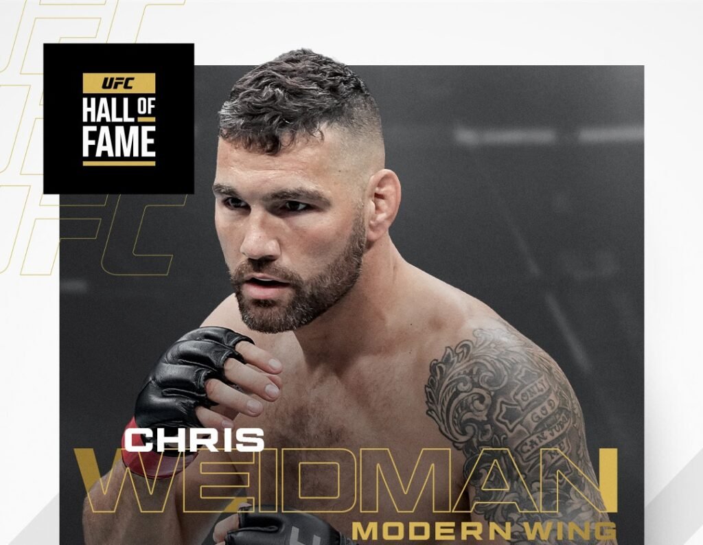Chris Weidman, luchador UFC, Salón de la Fama (Ala Moderna). Mirada intensa con guantes y tatuajes.