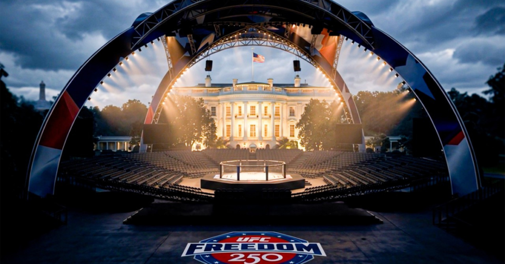 Octágono UFC 'Freedom 250' ante la Casa Blanca iluminada. Escenario al aire libre bajo cielo nublado, con focos dramáticos.