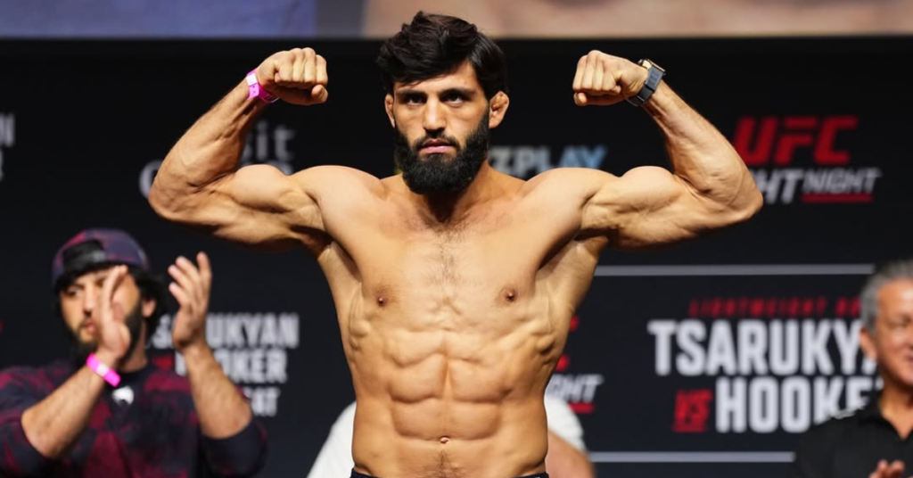 Arman Tsarukyan, musculoso luchador de UFC, flexiona bíceps y abdominales en un pesaje de Fight Night.
