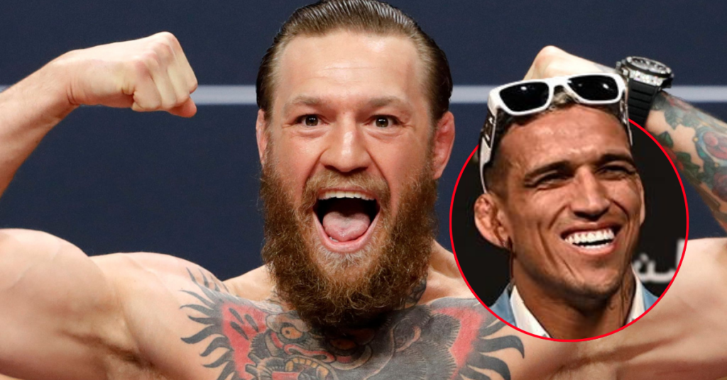 Luchadores UFC. Conor McGregor, con barba y tatuajes, grita y flexiona músculos; Charles Oliveira sonríe con gafas en círculo.