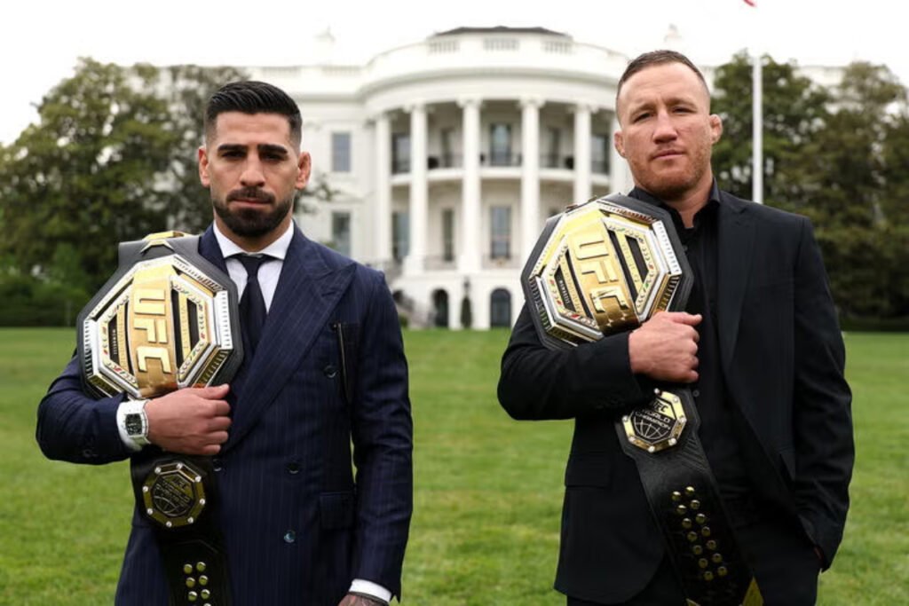 Ilia Topuria y Justin Gaethje, campeones de UFC, posan con sus cinturones en el césped de la Casa Blanca.