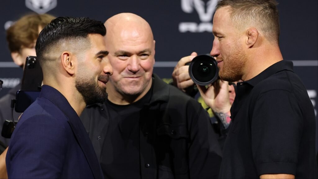 Dana White sonríe entre los luchadores de UFC Shavkat Rakhmonov y Justin Gaethje en un cara a cara.
