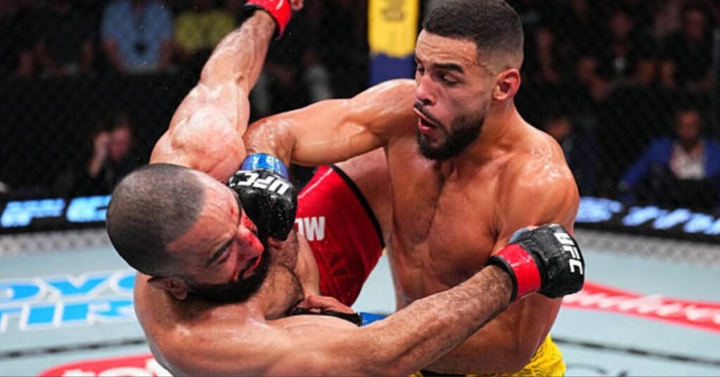 Luchador de UFC golpea a su oponente ensangrentado en el octágono. Acción de combate MMA con un puñetazo potente.