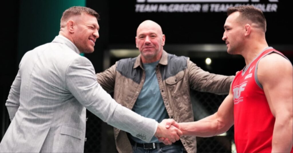 Conor McGregor y Michael Chandler se dan la mano. Dana White, presidente de UFC, sonríe entre ambos. Coaches de The Ultimate Fighter.