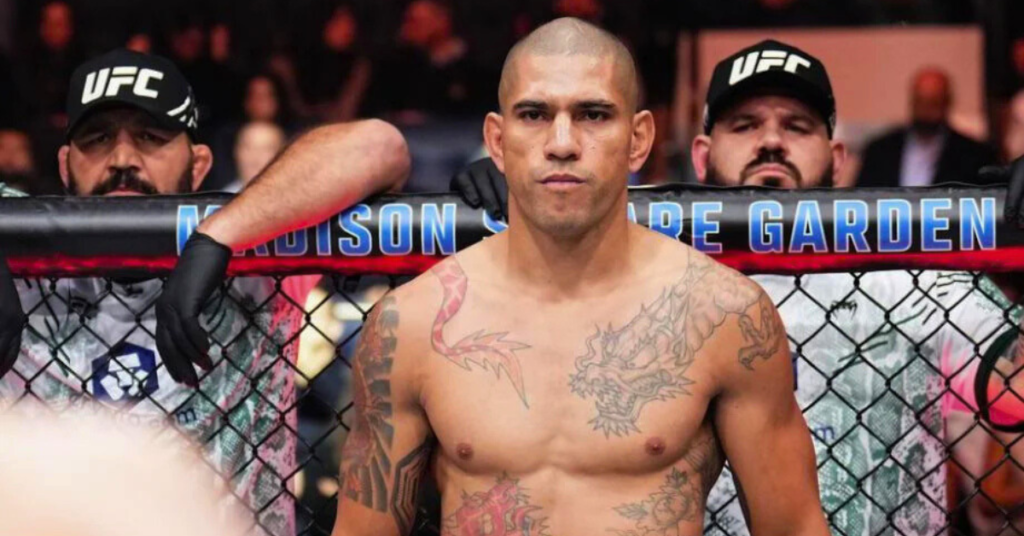 Alex Pereira, luchador de UFC, serio y tatuado, mira fijamente desde el octágono. Personal de UFC al fondo.