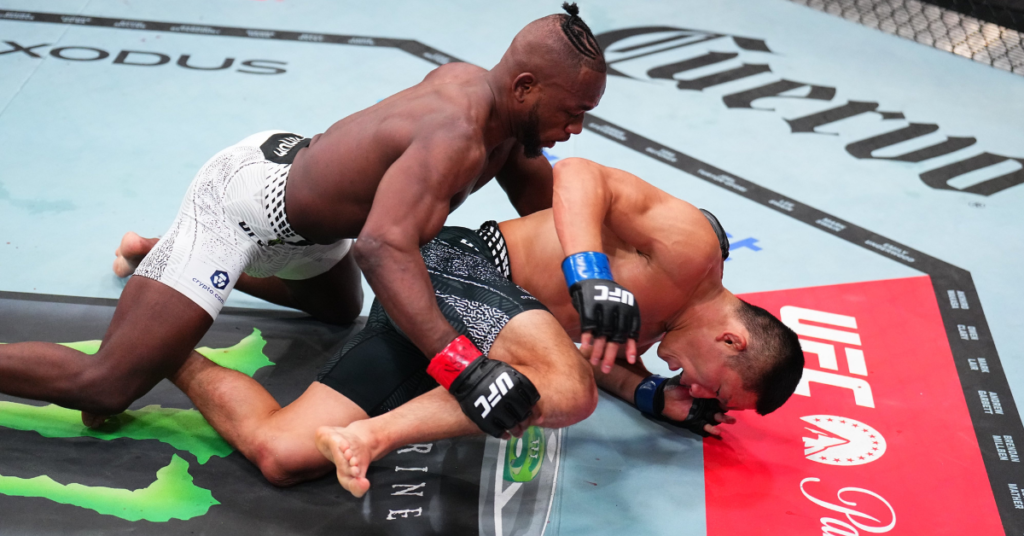 Luchadores de MMA en combate de suelo. Un peleador domina al oponente en el octágono, listo para golpear. Alta intensidad UFC.