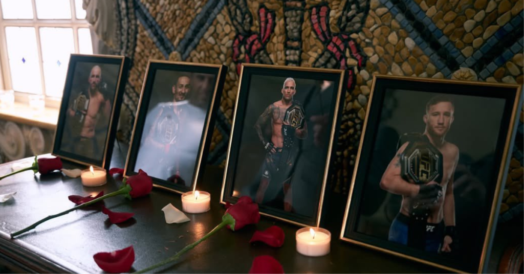 Montaje conmemorativo: cuatro retratos enmarcados de campeones de UFC con sus cinturones, junto a velas encendidas y rosas rojas.
