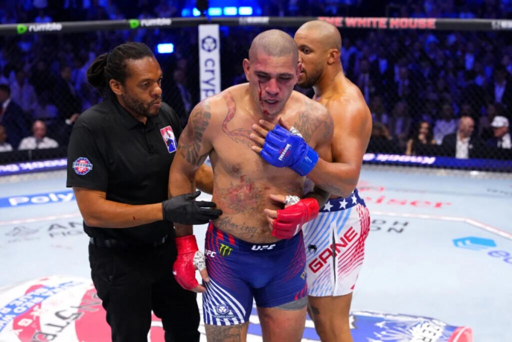 Árbitro Herb Dean detiene el combate: Alex Pereira con sangre en la cara, observado por Ciryl Gane en el octágono UFC.