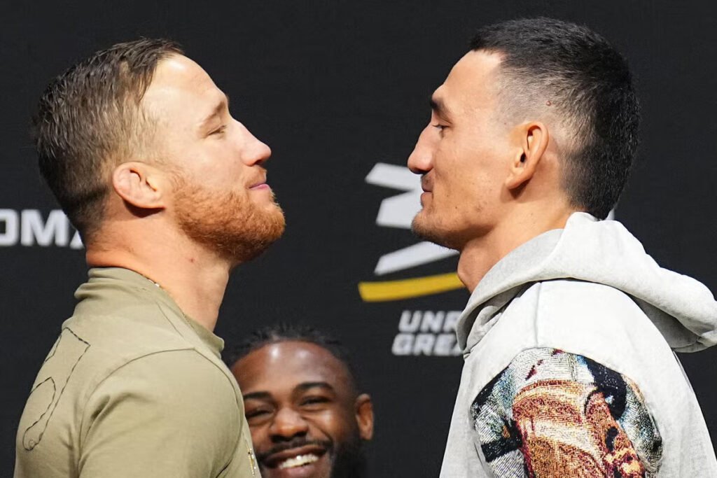 Justin Gaethje y Max Holloway, luchadores de UFC, cara a cara en su intenso careo del pesaje de UFC 300.