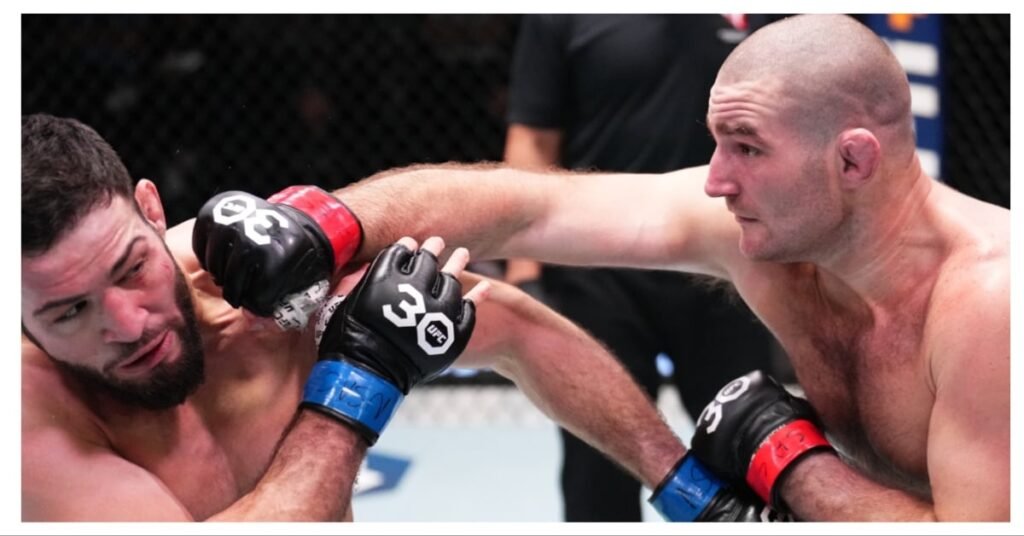 Sean Strickland golpea a Nassourdine Imavov en un combate de UFC. Acción de MMA entre los luchadores en el octágono.