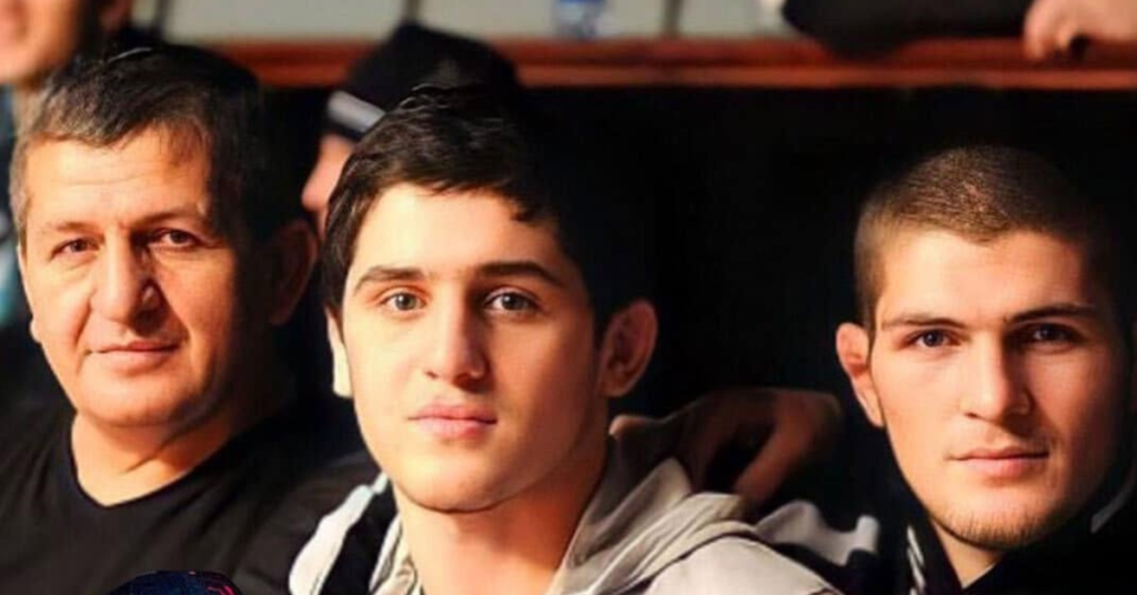 Khabib Nurmagomedov, su padre Abdulmanap y un familiar luchador posan juntos.