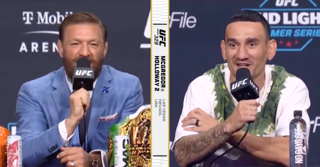 Conor McGregor (traje azul, cinturón) y Max Holloway (camiseta estampada) en la rueda de prensa de UFC 329: McGregor vs Holloway 2.