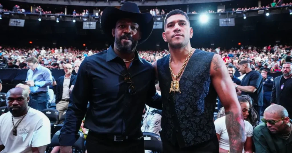 Los luchadores Quinton 'Rampage' Jackson y Alex 'Poatan' Pereira posan en un evento abarrotado de MMA.