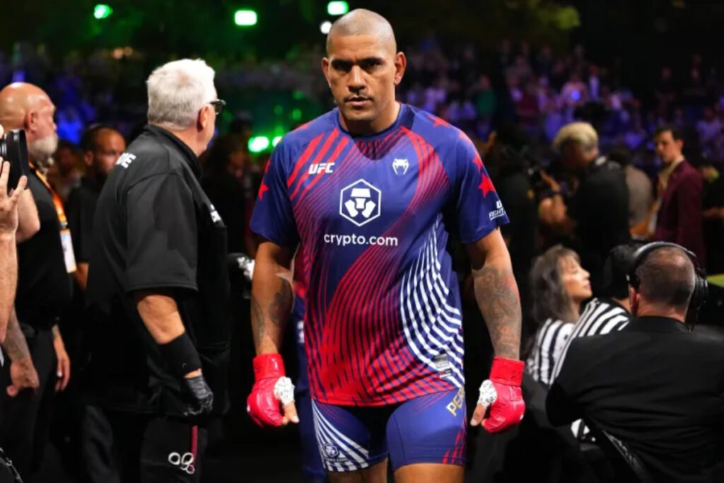 Alex Pereira, peleador UFC, haciendo su walkout con equipación azul, roja y blanca, y guantes rojos.