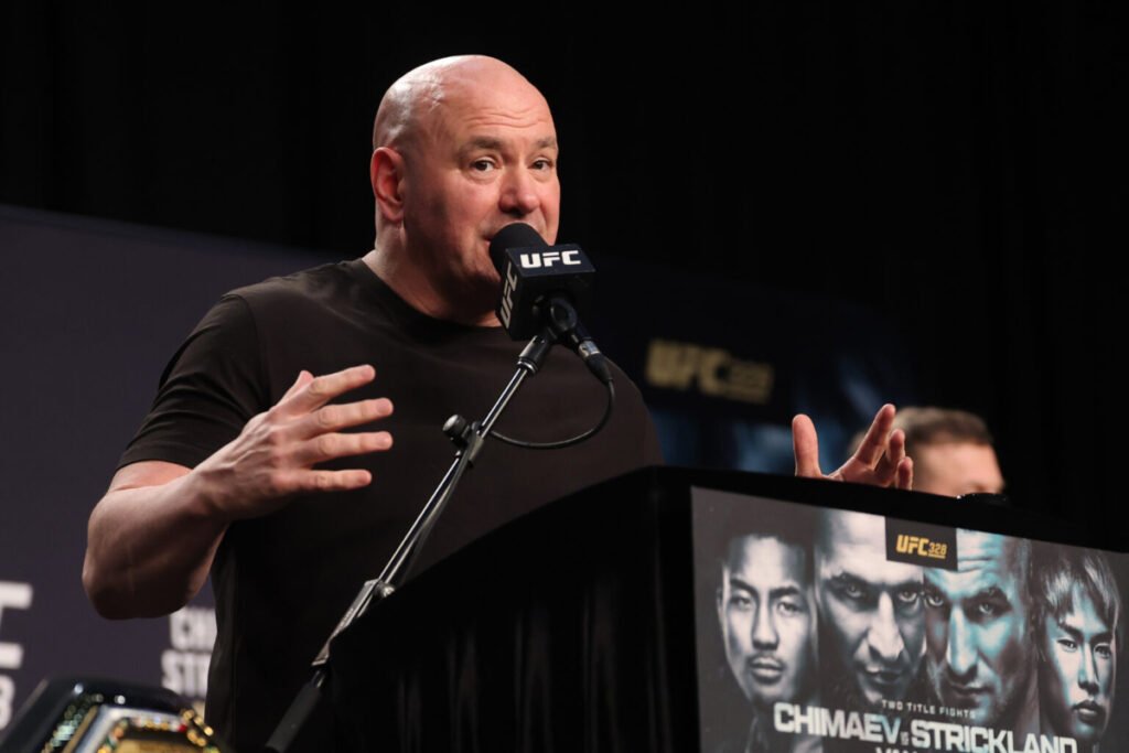 Dana White, presidente de la UFC, habla en rueda de prensa del UFC 328, gesticulando ante un micrófono.