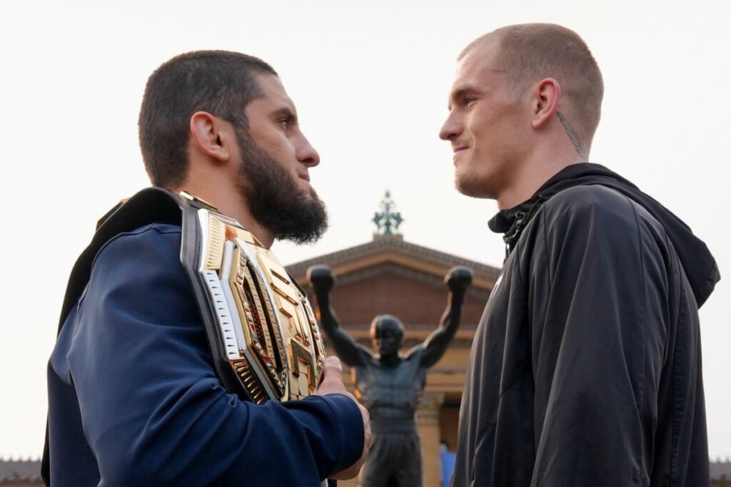 Islam Makhachev con cinturón de campeón y Ian Garry, cara a cara en Filadelfia ante la estatua de Rocky, antes de su pelea UFC.