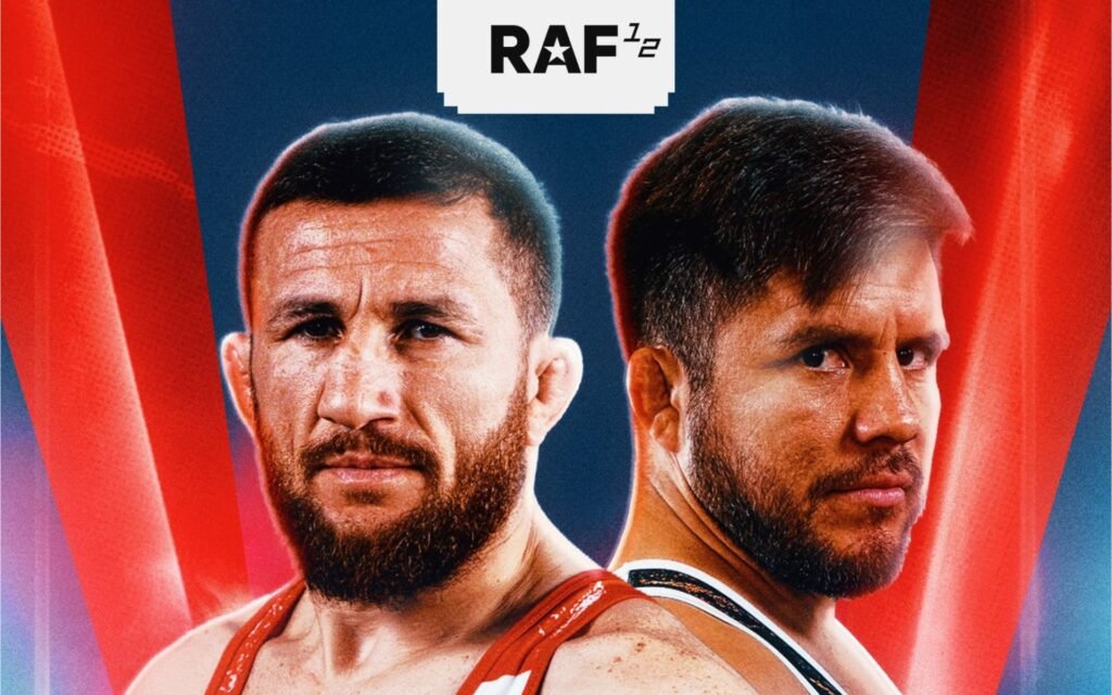Póster de combate RAF¹² con dos luchadores barbudos y miradas intensas. Fondo vibrante azul y rojo.