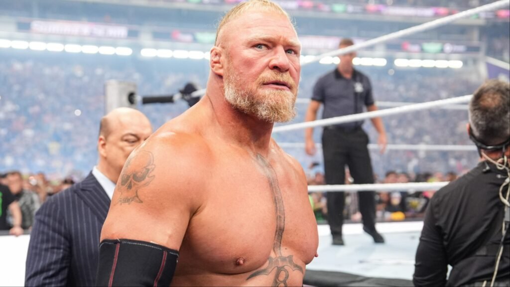 Brock Lesnar, musculoso luchador de WWE con barba, pelo rubio y tatuajes, en el ring con Paul Heyman y público.