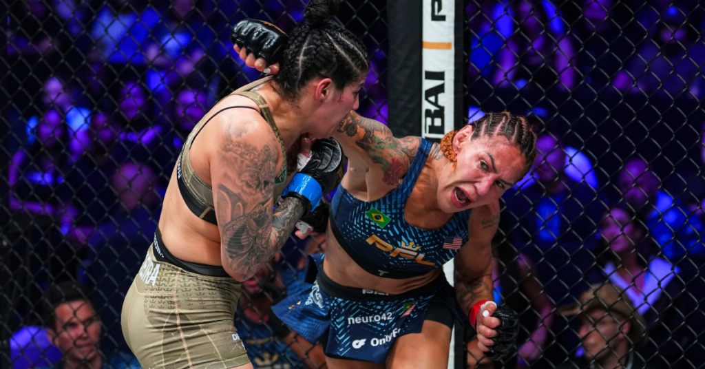 PFL: Intenso combate de MMA femenino. Una luchadora impacta a su oponente en la cara dentro de la jaula.