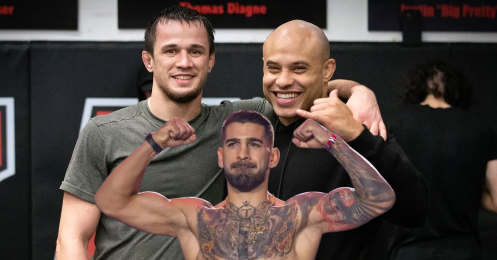 Tres luchadores de MMA posando sonriendo en un gimnasio. Uno, sin camiseta y tatuado, flexiona los músculos.