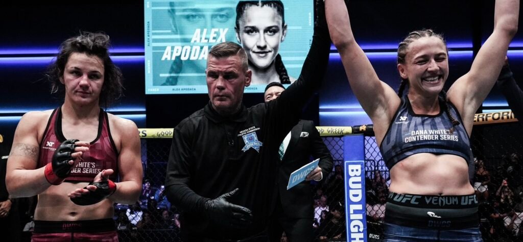 Alex Apodaca (derecha) celebra su victoria en Dana White's Contender Series con brazos en alto, junto a su rival y el árbitro.
