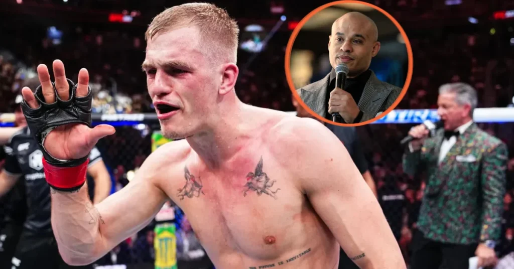 El luchador de MMA Paddy Pimblett, sin camiseta y con guante, reacciona tras un combate. Su mánager Ali Abdelaziz habla en círculo y un anunciador de fondo.